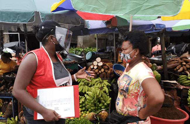 Coordenadora territorial da Pacífico Task Force entrevista trabalhadora da galeria de Quibdó-Chocó, 2020.